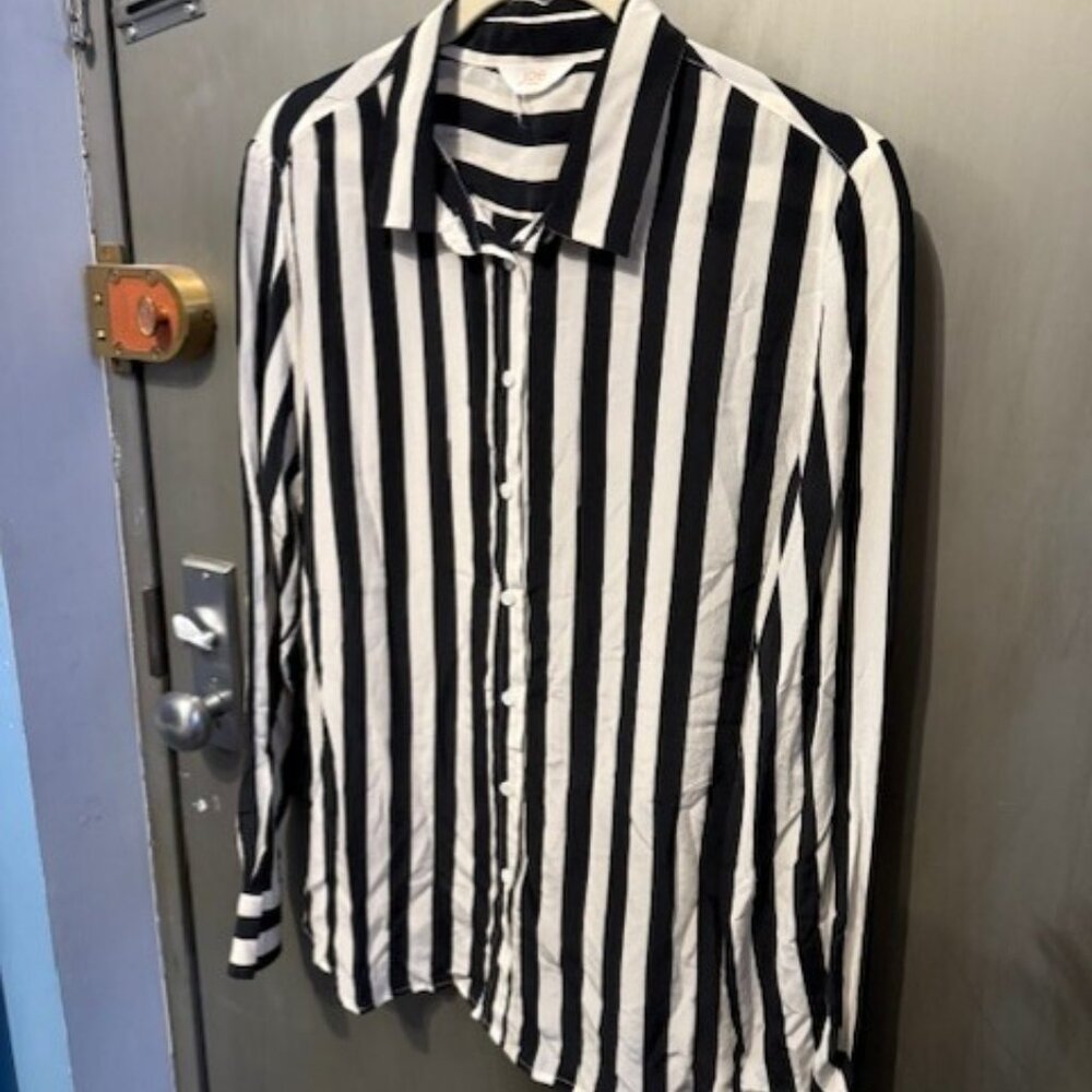 Silk blend Black & White Stripe button front blouse - Picture 12 of 16